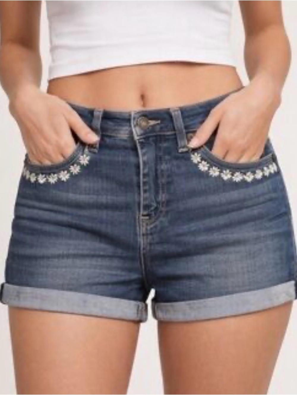 Women’s Levi’s Mid-Rise Cuffed Shorts 31
